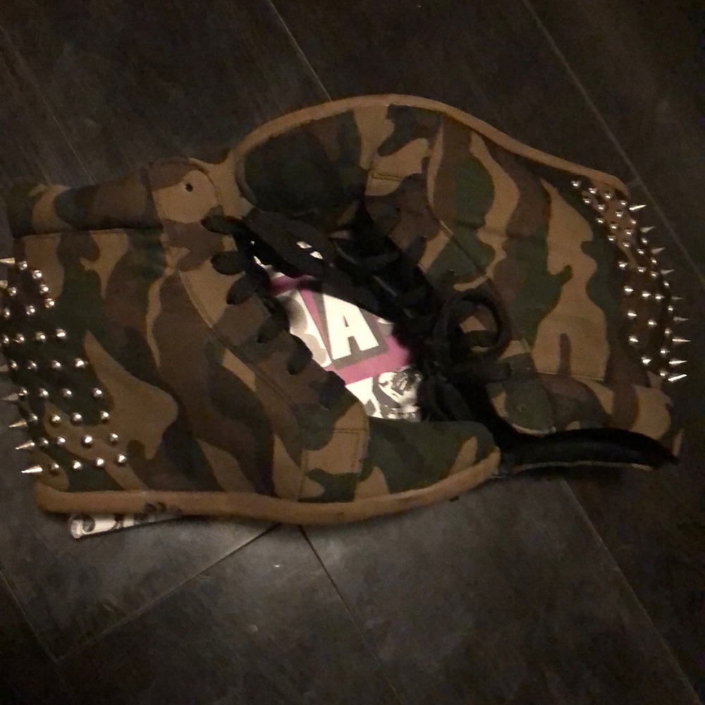 Shoes - Picture 3 of 3
